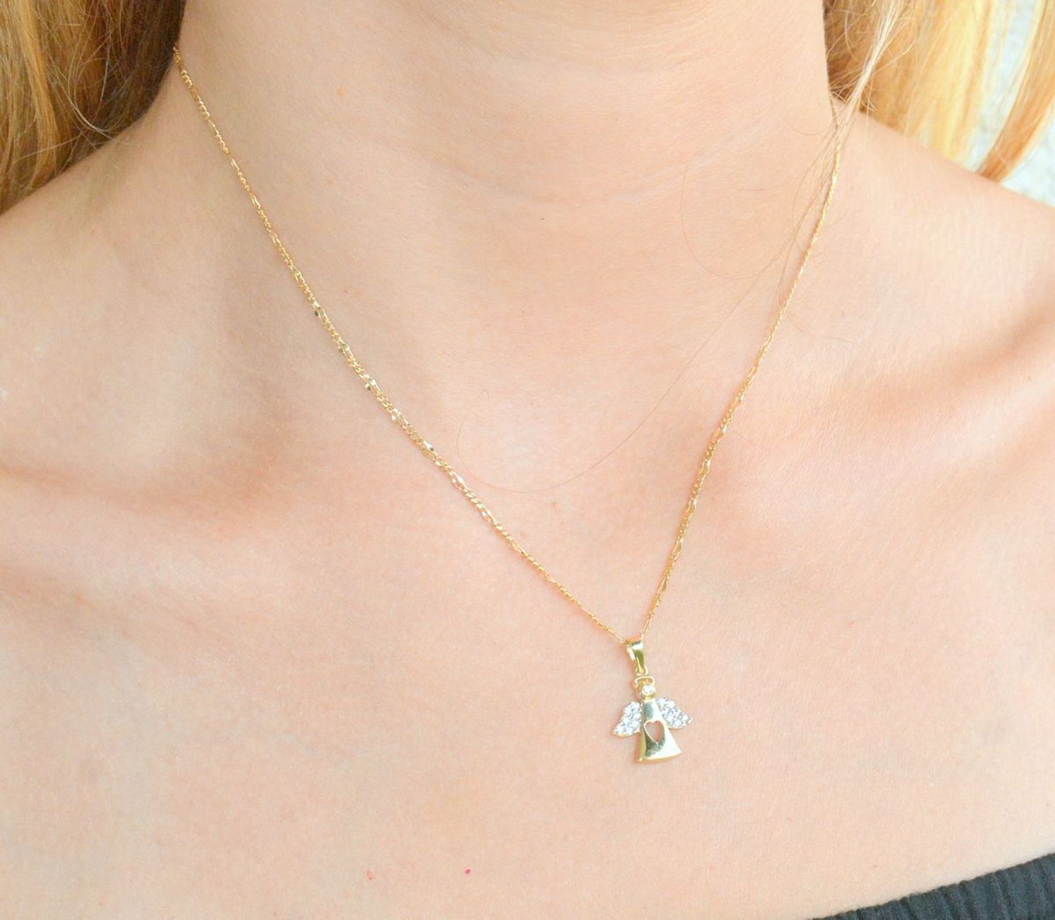 Złota zawieszka 375 aniołek biżuteryjny z cyrkoniami ZA 6787 375. Złota zawieszka 375. Złoty wisiorek aniołek z cyrkoniami. Złota zawieszka damska. Zawieszka damska aniołek próby 375. Złota zawieszka na prezent..jpg